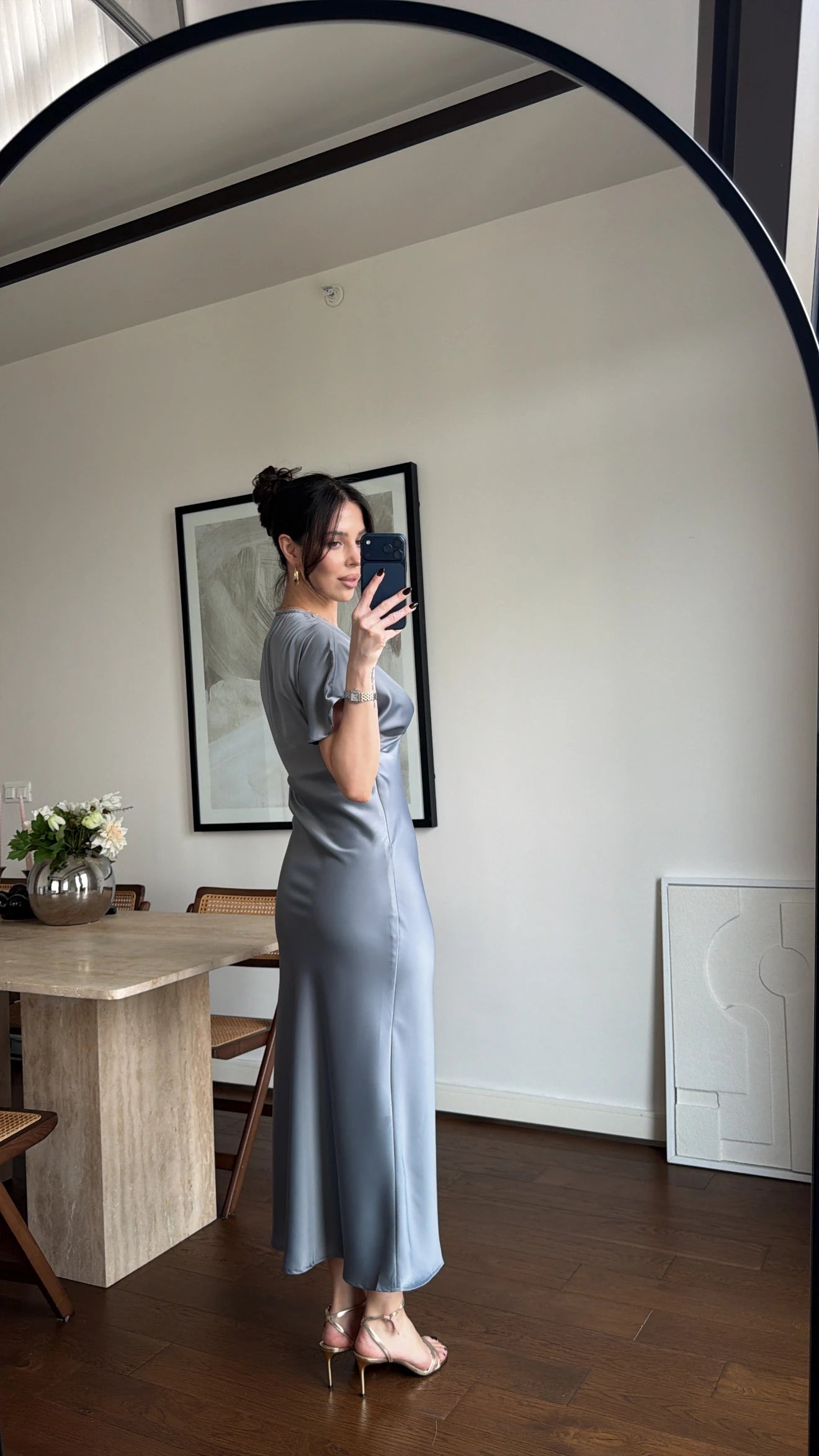 robe-veloura-silver-blue-femme-satinee-fluide-sophistiquee