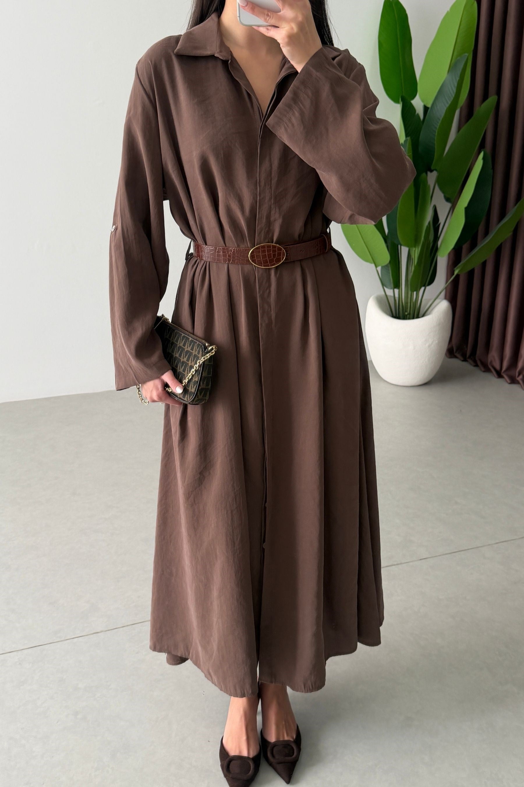 Robe Sienna Mocha femme, coupe aérienne, tissu léger, ceinture fine, design minimaliste