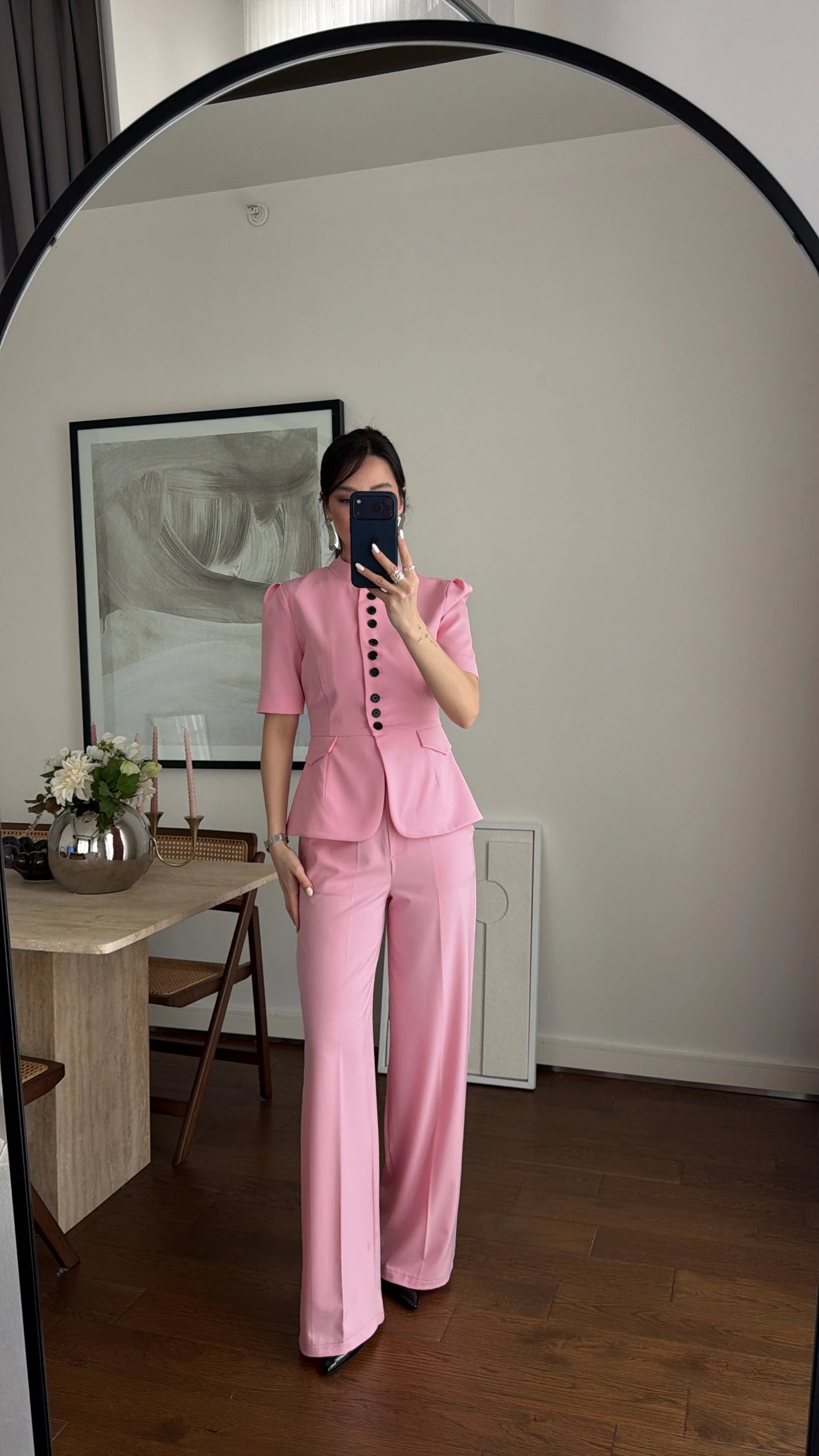 Ensemble tailleur femme Pink Aura, veste ajustée col montant, manches courtes structurées, pantalon wide leg