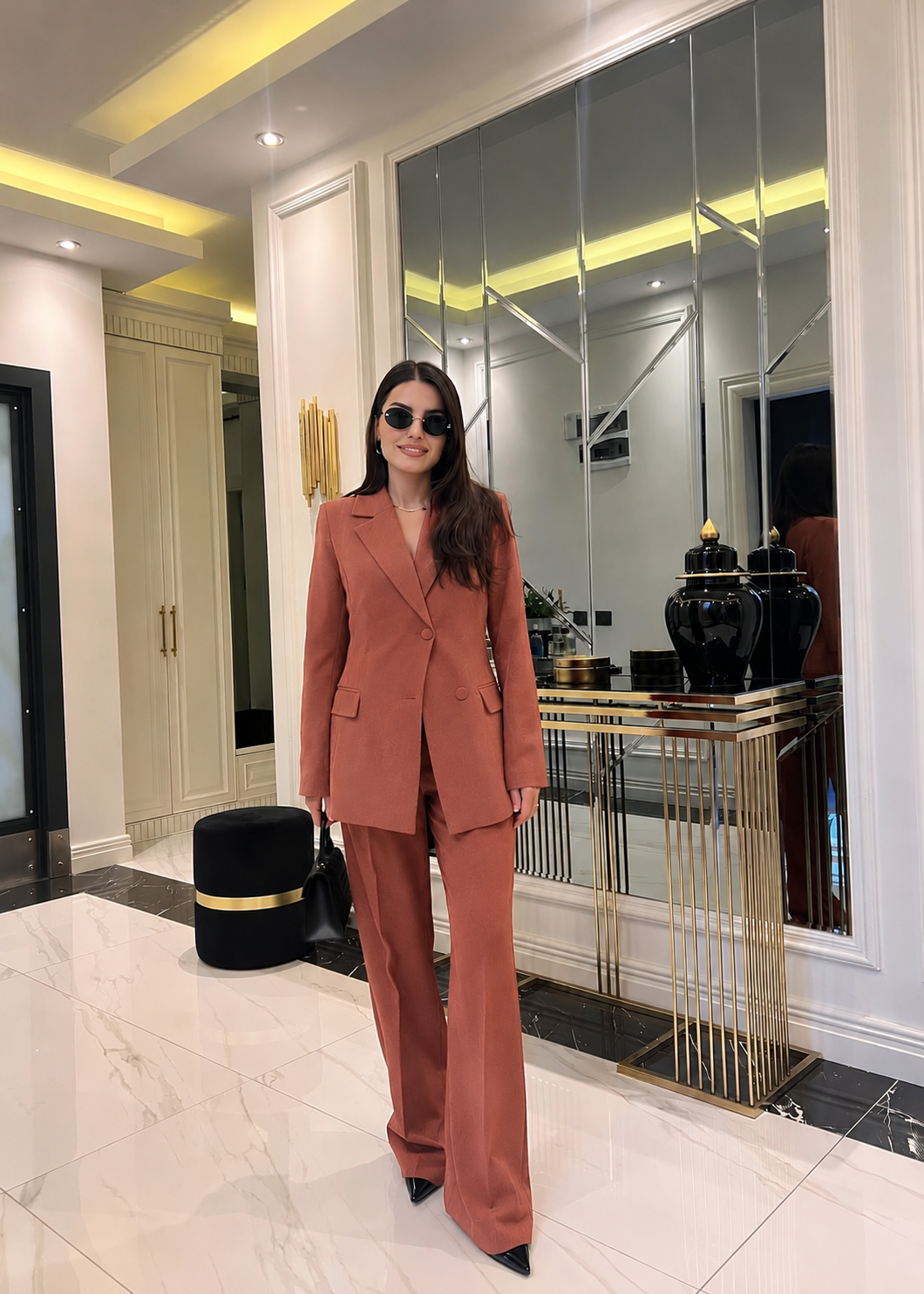 Ensemble tailleur femme Terracotta, veste blazer structurée, pantalon wide leg, style chic et minimaliste
