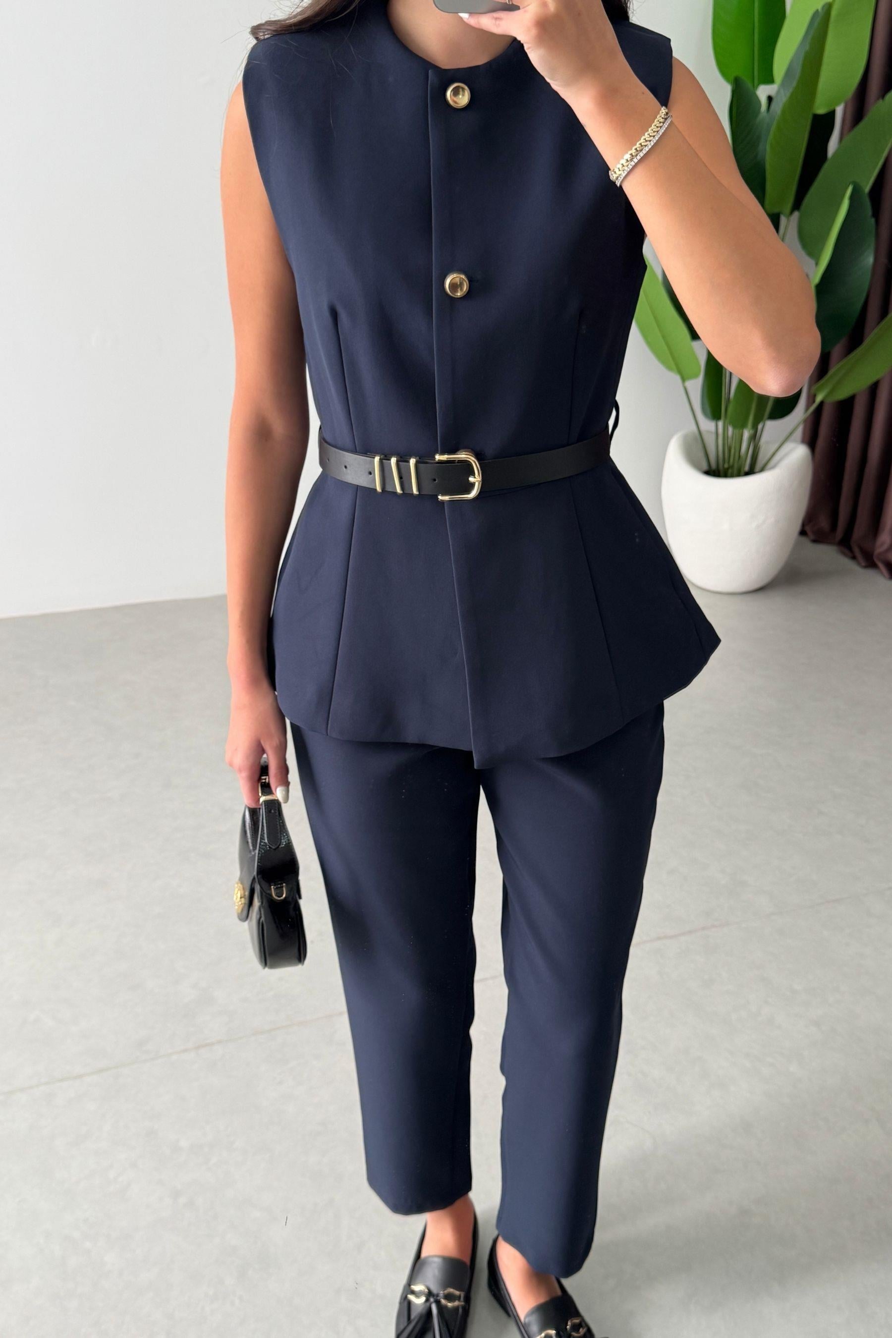 Ensemble Victoria Minuit femme, gilet structuré sans manches, pantalon cigarette, bleu nuit intense, boutons bijoux dorés, ceinture fine
