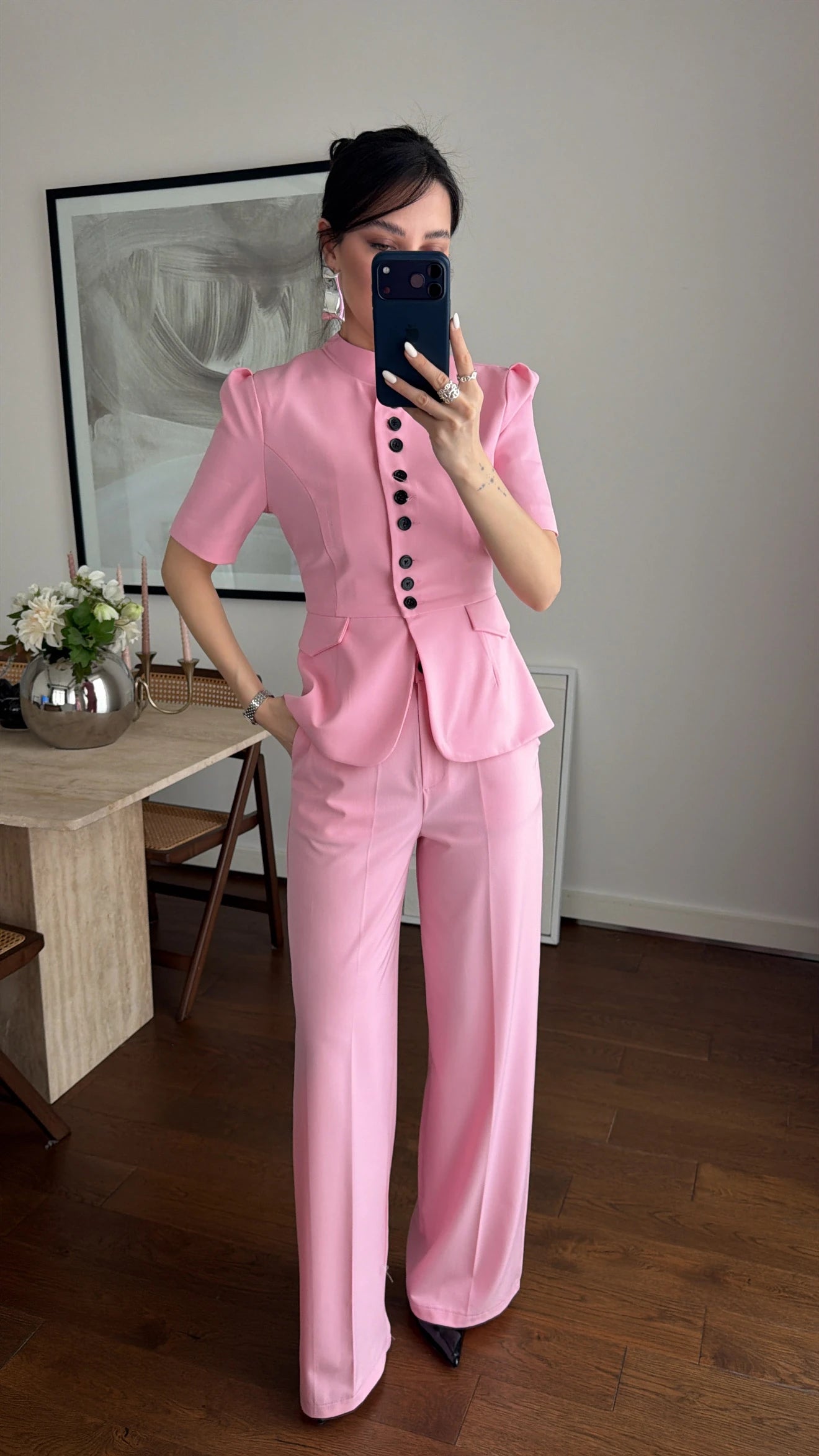 Ensemble tailleur femme Pink Aura, veste ajustée col montant, manches courtes structurées, pantalon wide leg