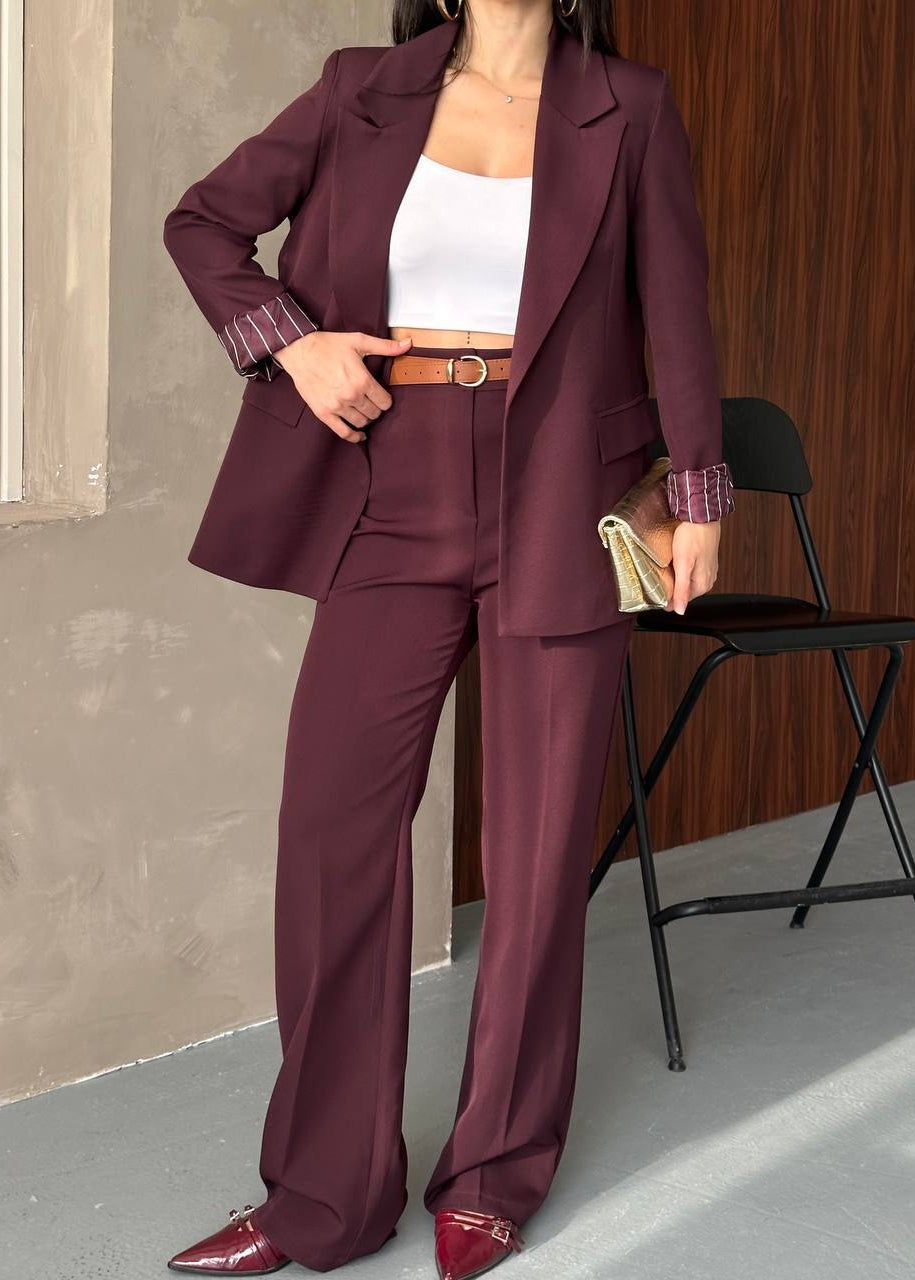 Marque/Produit : tailleur pantalon femme, ensemble blazer pantalon, costume femme, deux pièces femme, tailleur bleu marine, blazer rayé, pantalon droit.
Style/Esthétique : élégant, chic, professionnel, moderne, sophistiqué, business, formel, intemporel.