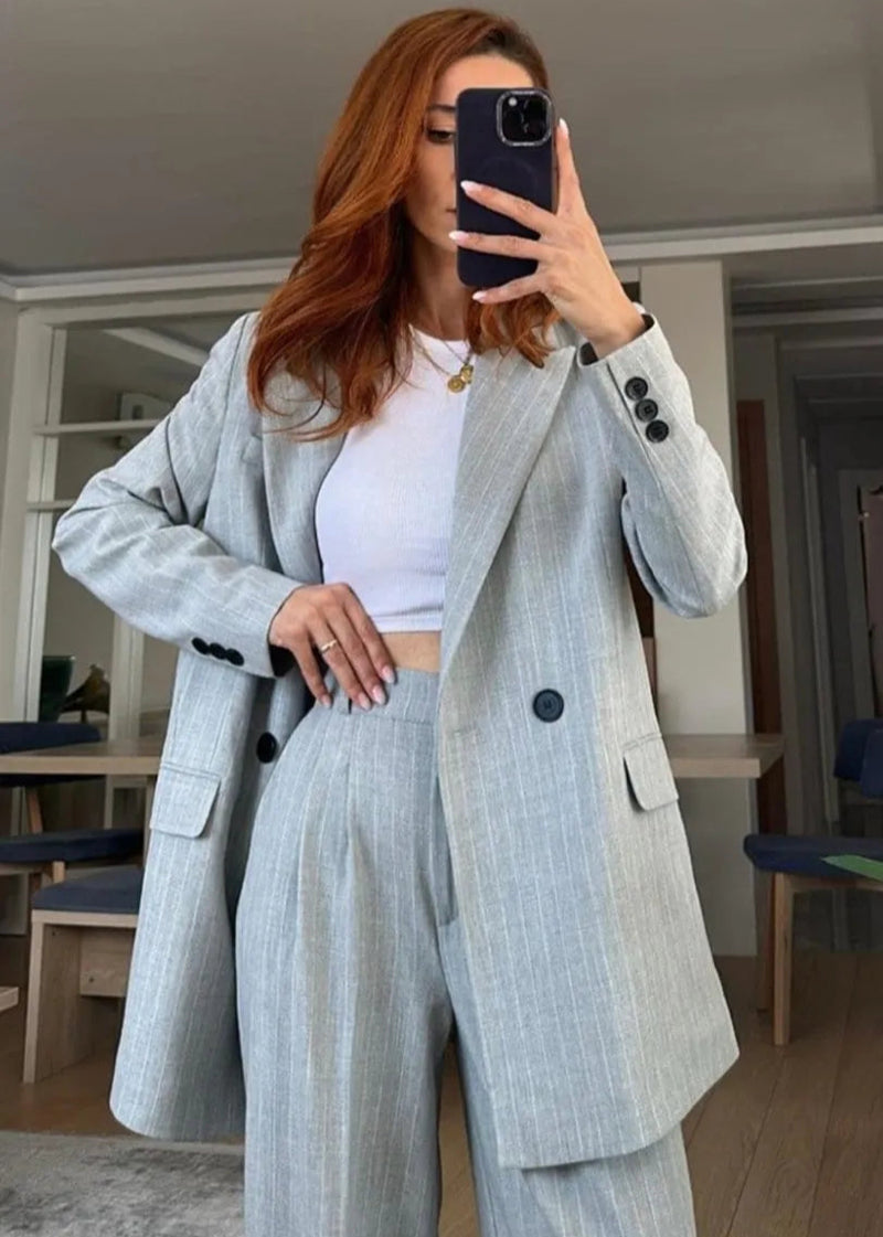 Ensemble tailleur gris clair rayé en blanc