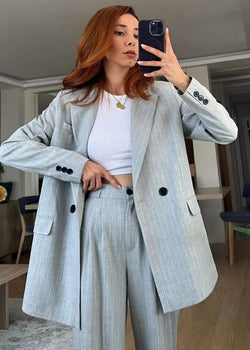Ensemble tailleur gris clair rayé en blanc