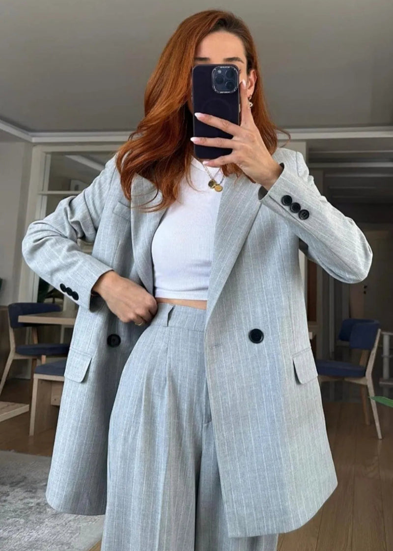 Ensemble tailleur gris clair rayé en blanc