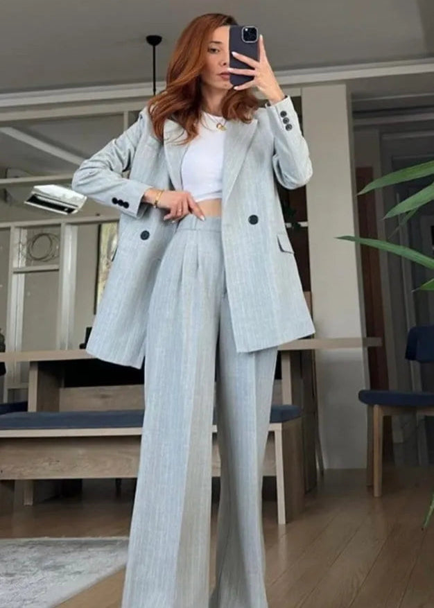 Ensemble tailleur gris clair rayé en blanc
