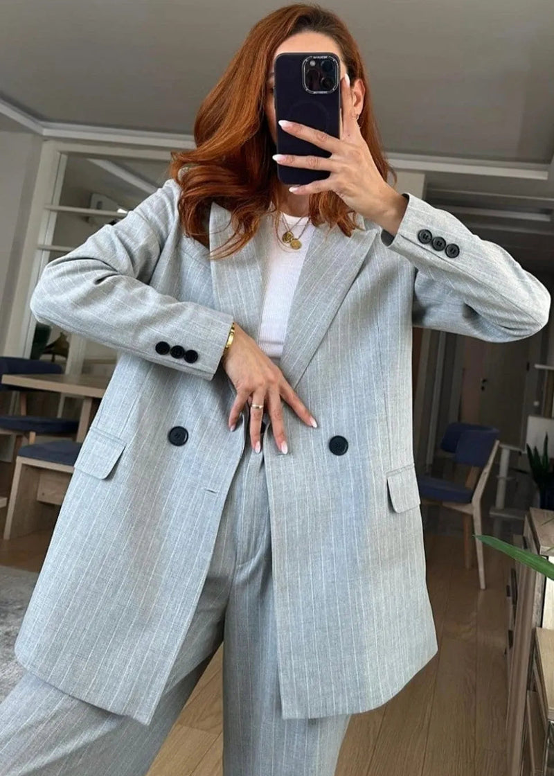 Ensemble tailleur gris clair rayé en blanc