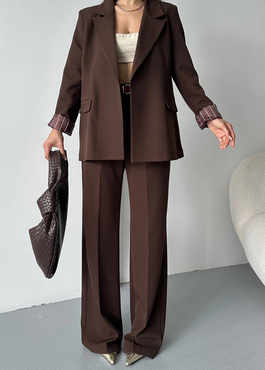 Marque/Produit : tailleur pantalon femme, ensemble blazer pantalon, costume femme, deux pièces femme, tailleur bleu marine, blazer rayé, pantalon droit.
Style/Esthétique : élégant, chic, professionnel, moderne, sophistiqué, business, formel, intemporel.