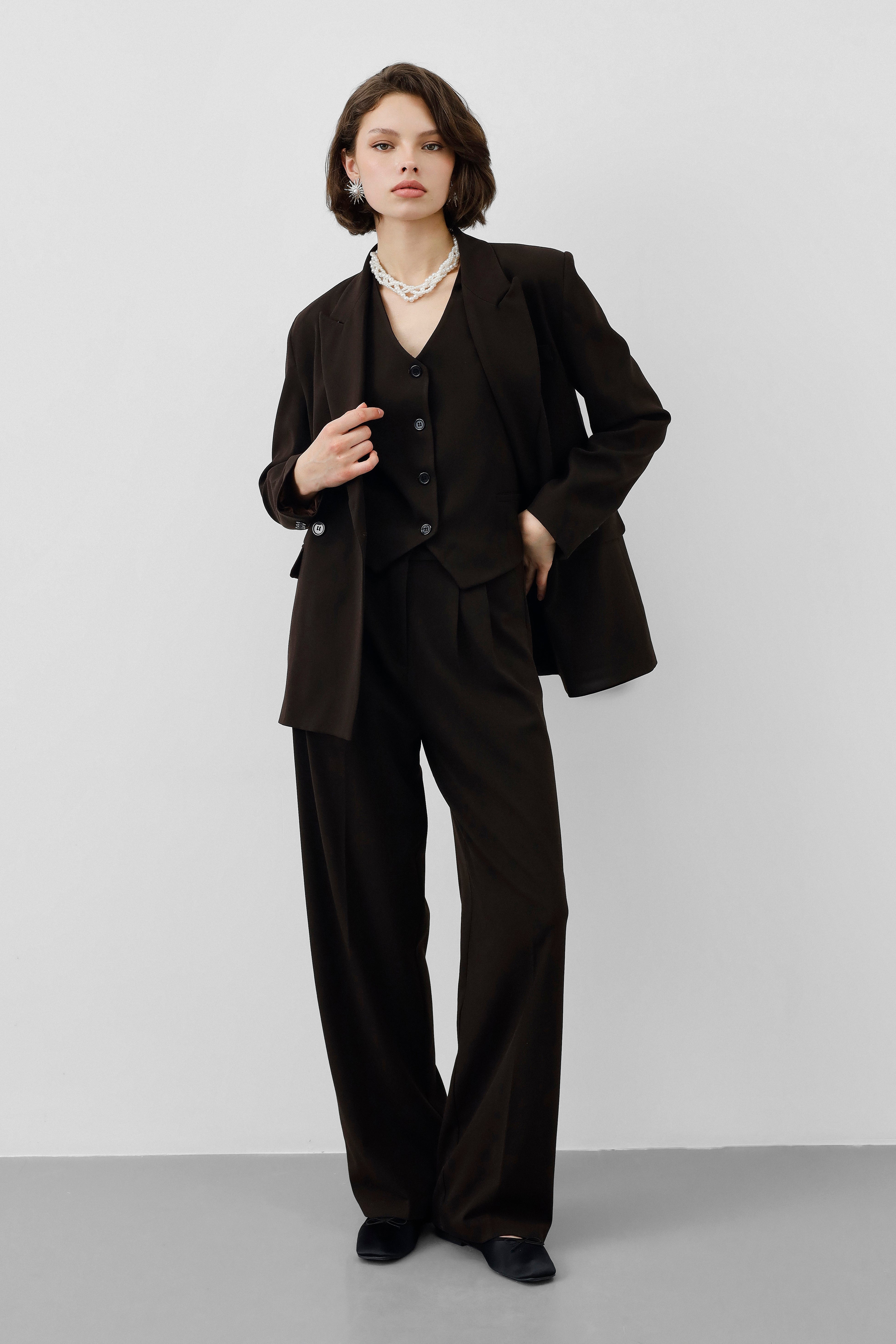 Ensemble Stockholm Cacao Profond femme, 3 pièces, blazer structuré, gilet ajusté, pantalon fluide, cacao profond, élégant, tailoring
