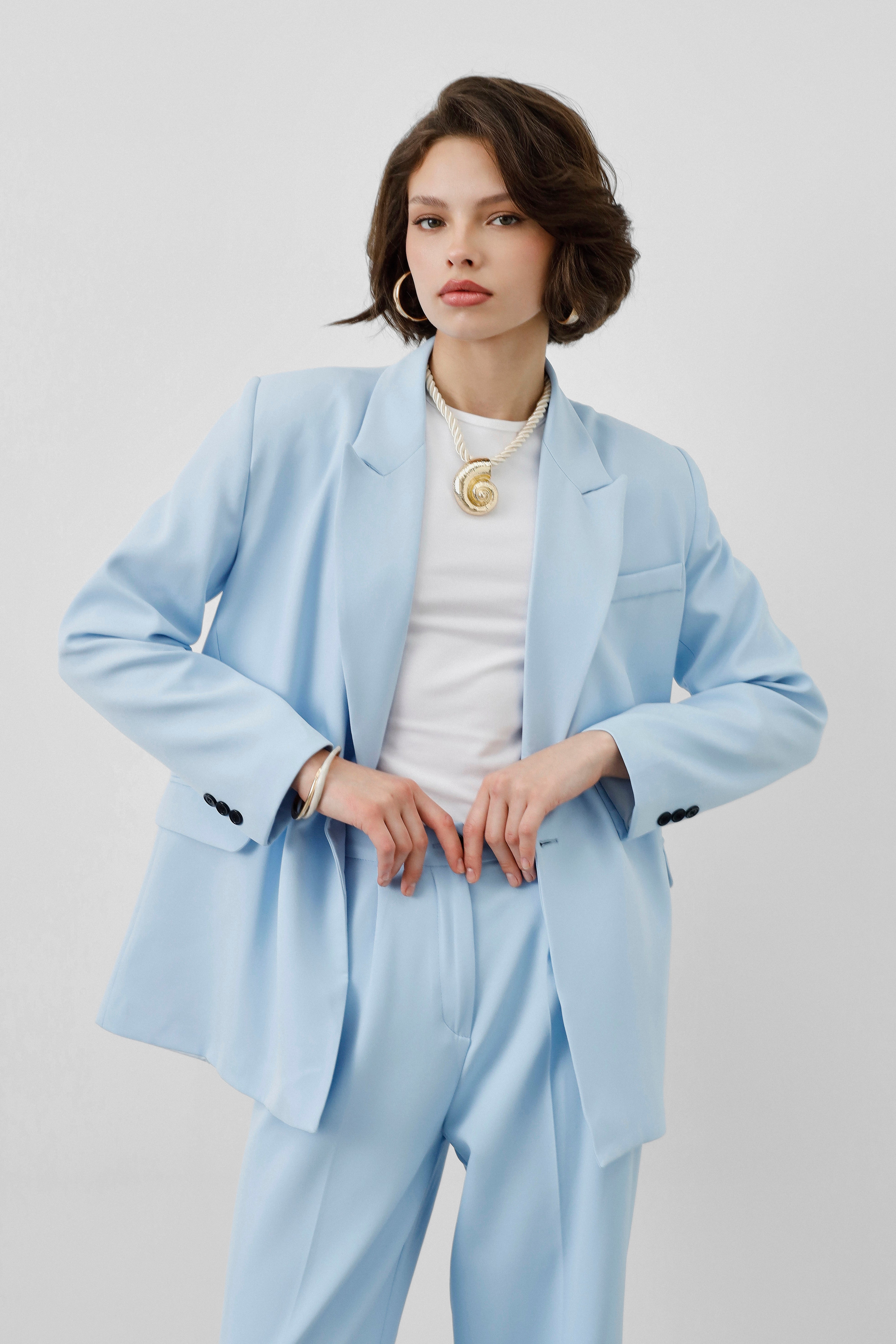 Ensemble Stockholm Ciel Signature femme, blazer croisé, pantalon fluide, bleu ciel, structuré, élégant