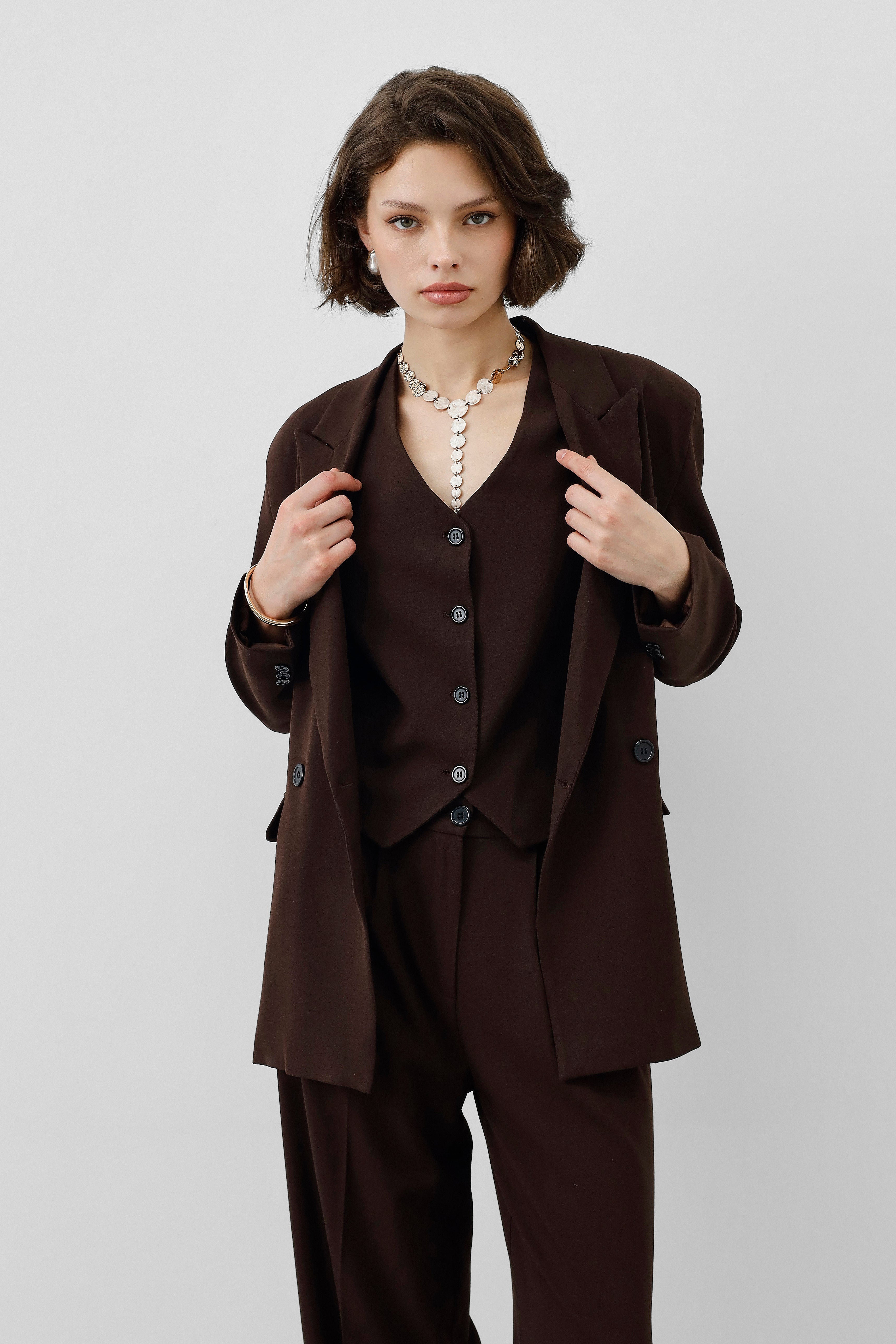 Ensemble Stockholm Cacao Élégance femme, 3 pièces, blazer structuré, gilet ajusté, pantalon fluide, marron cacao, élégant, tailoring