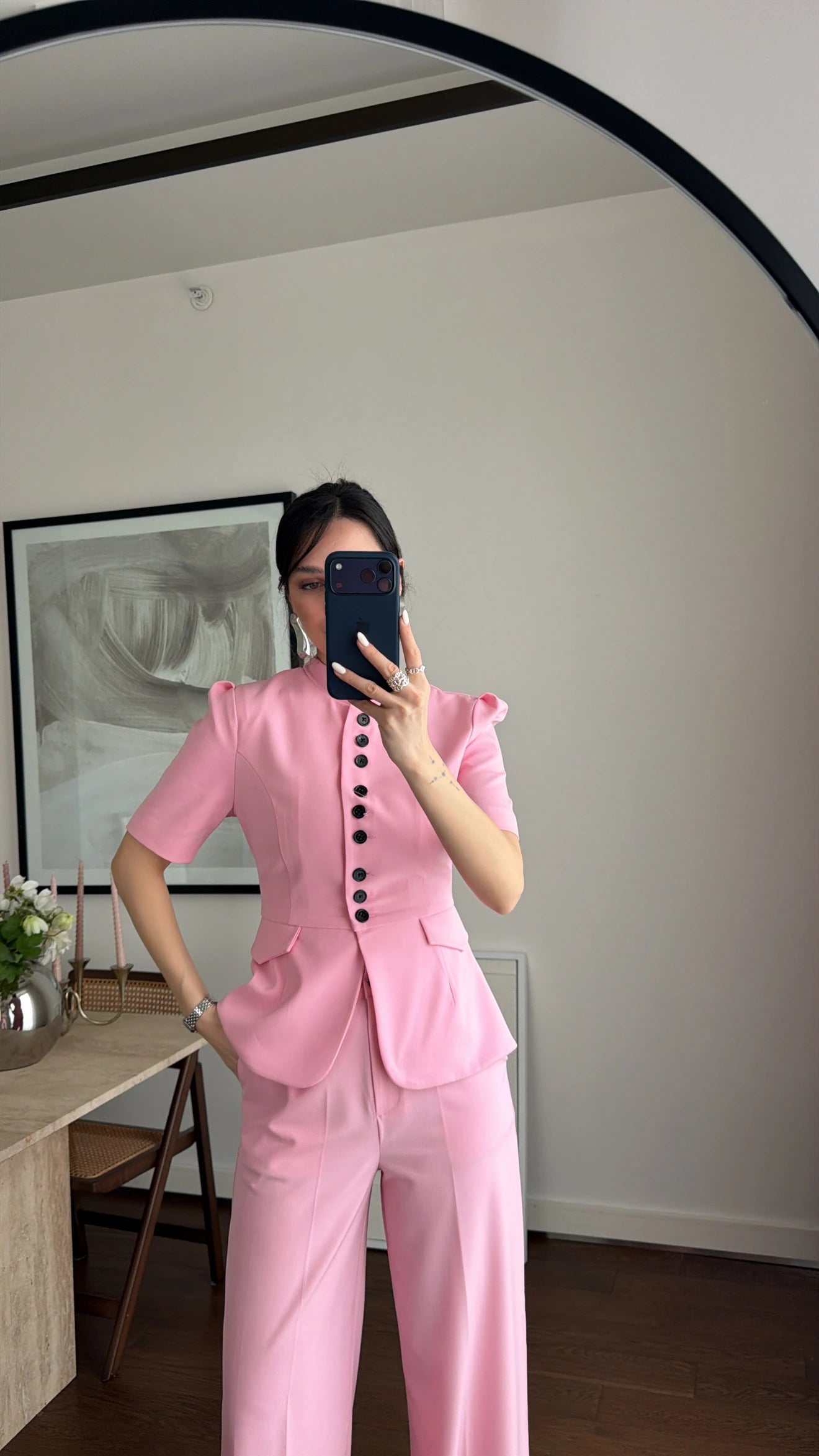 Ensemble tailleur femme Pink Aura, veste ajustée col montant, manches courtes structurées, pantalon wide leg