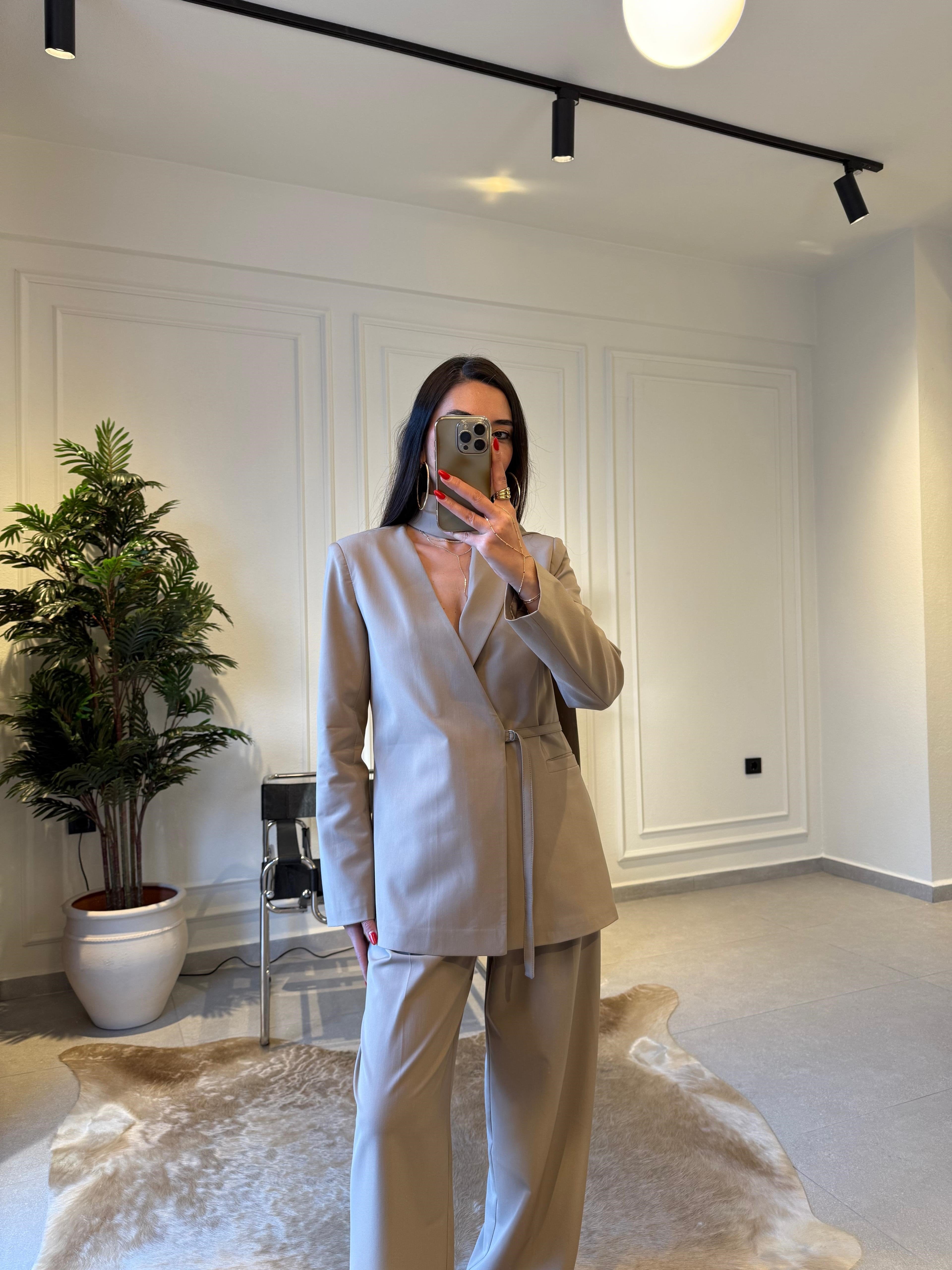 Ensemble tailleur femme Sable Signature, veste asymétrique à nouer, pantalon wide leg, style chic et minimaliste