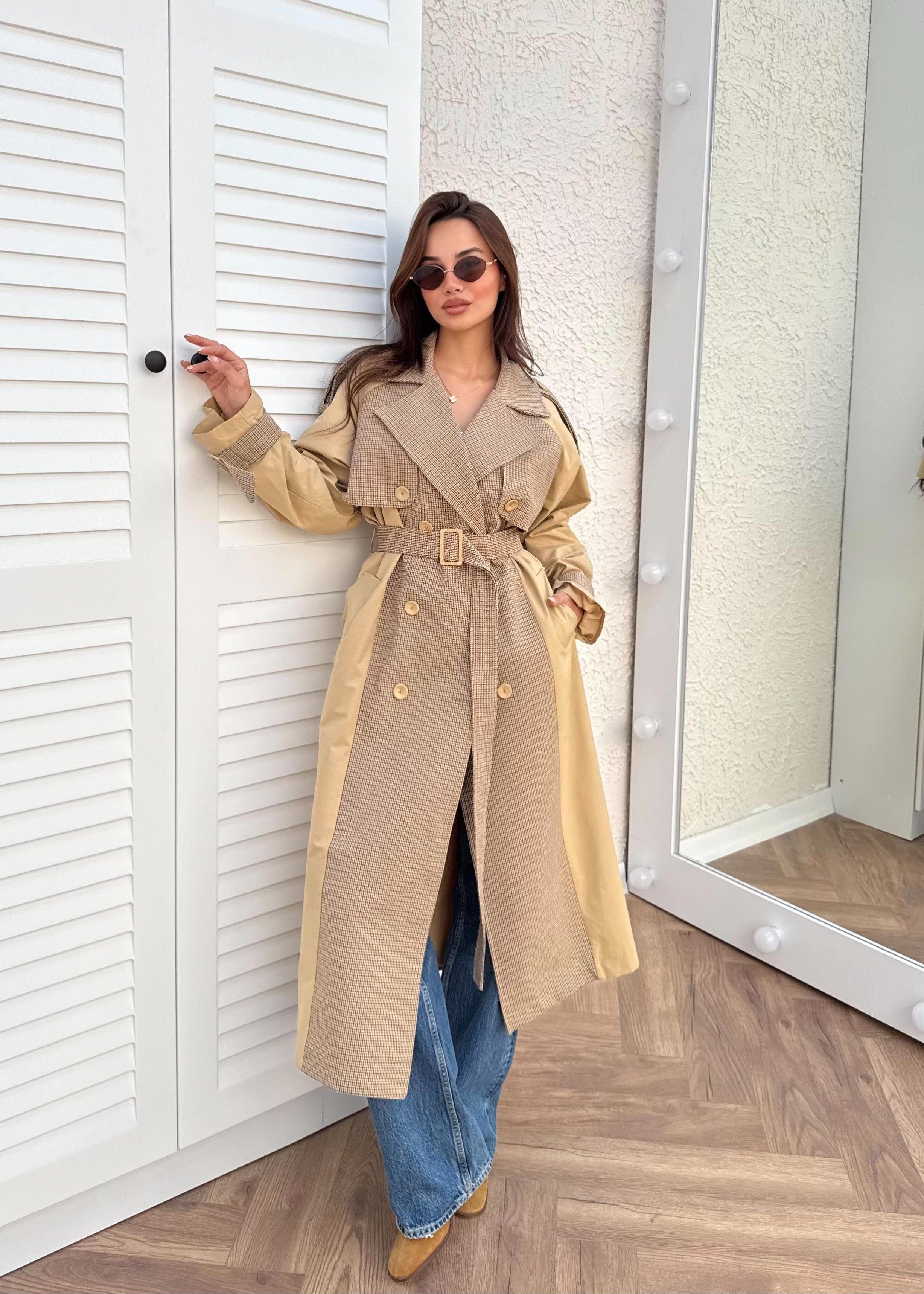 trench-coat femme, trench beige, trench carreaux, manteau de mi-saison, manteau élégant, veste longue femme, mode femme, style classique, tendance, vêtement printemps automne, chic, intemporel, double boutonnage, ceinture.