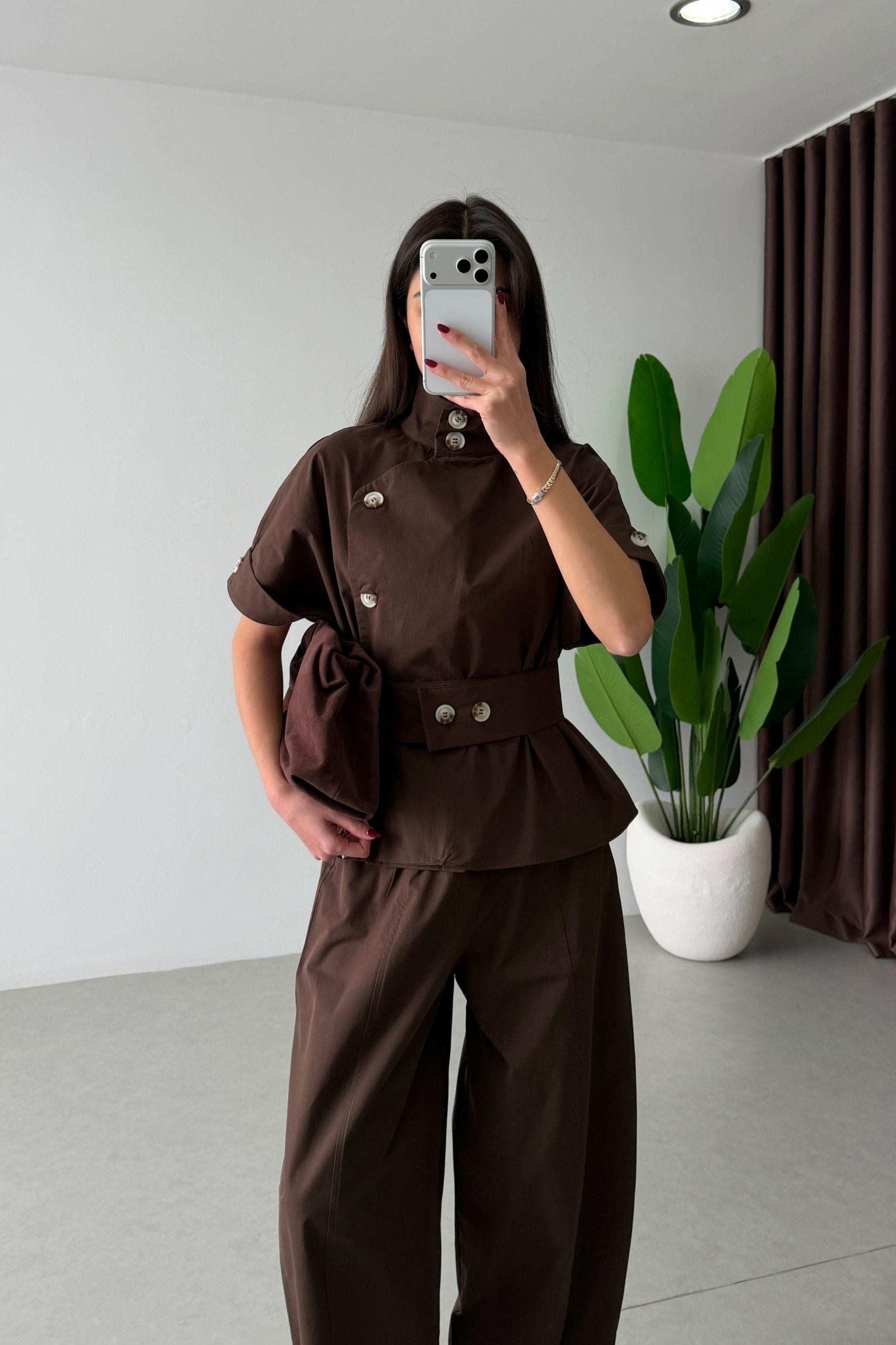 Ensemble Sienna Atelier femme, veste structurée col montant, pantalon ample, brun cacao, boutons contrastés, taille marquée