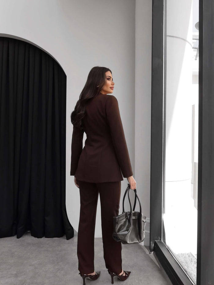 Ensemble Héritage femme espresso, tailleur veste structurée col officier avec boutons bijoux argentés et pantalon droit