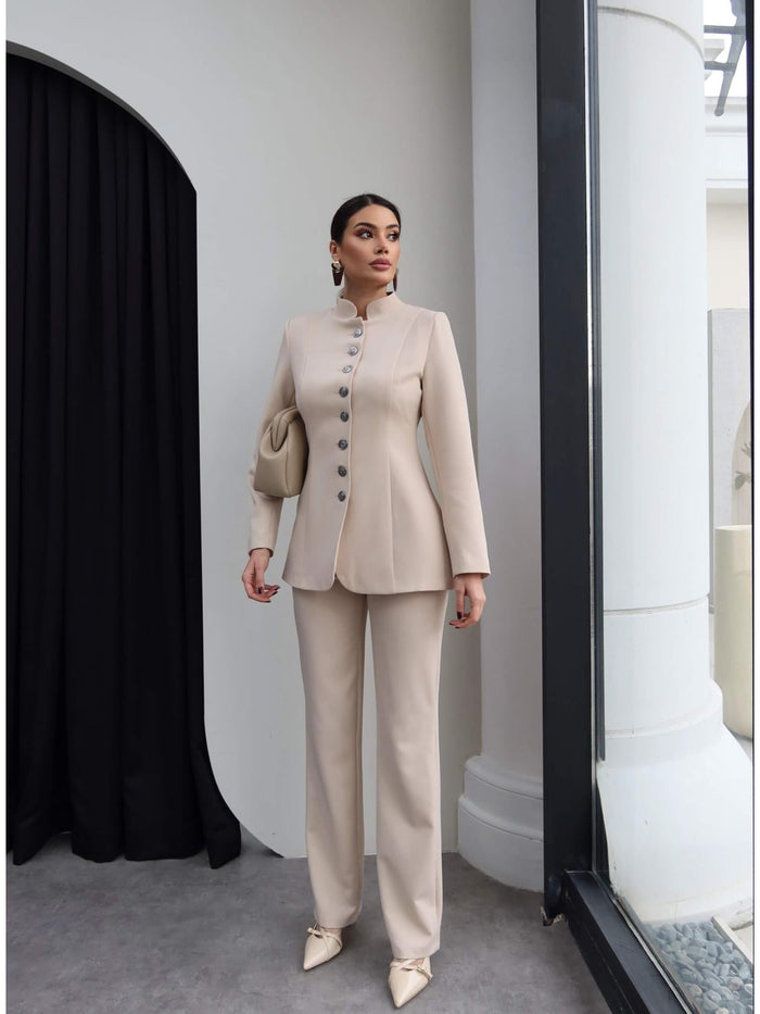 Ensemble Impérial femme, tailleur veste cintrée col officier avec boutons bijoux et pantalon droit