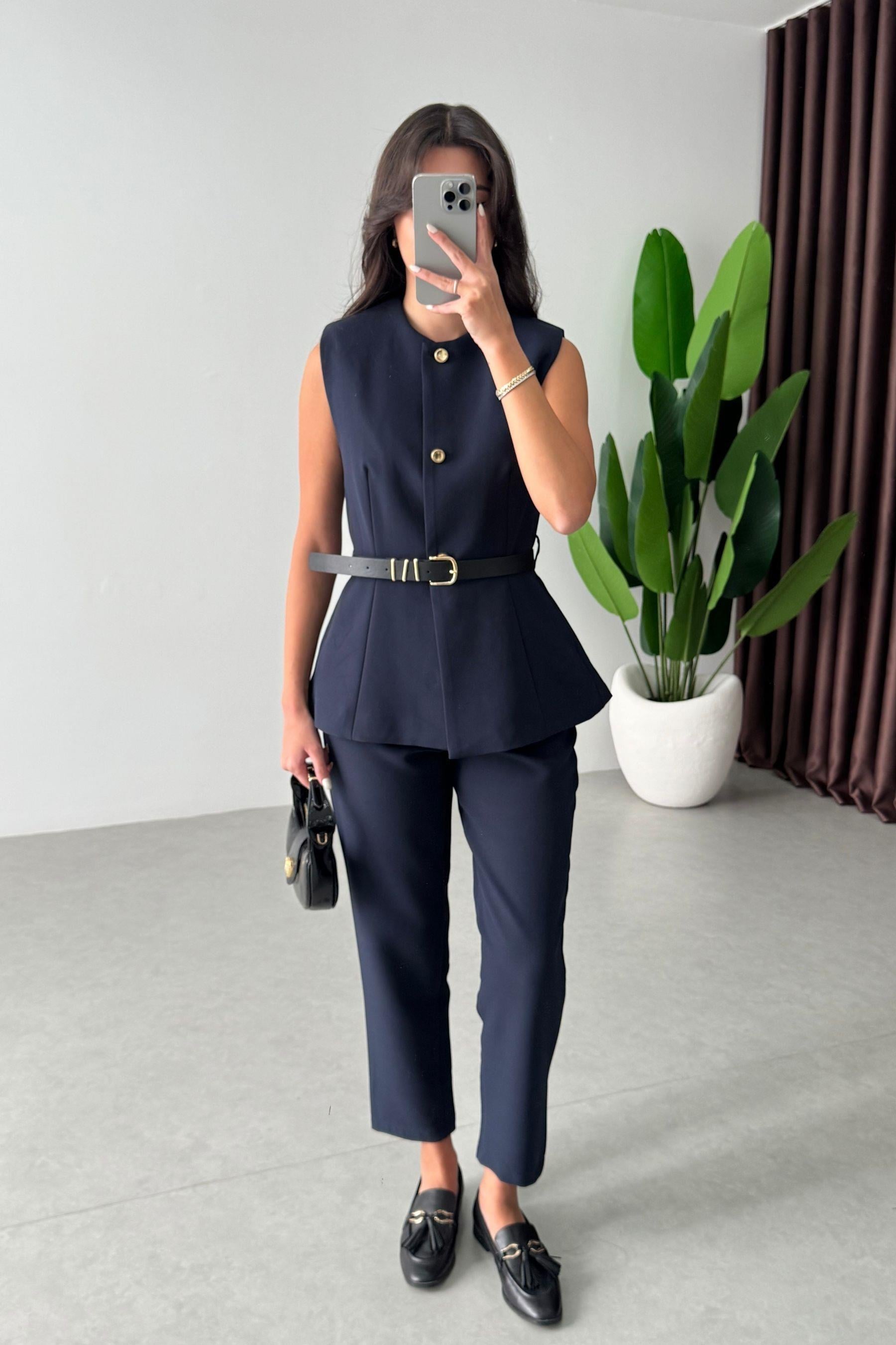 Ensemble Victoria Minuit femme, gilet structuré sans manches, pantalon cigarette, bleu nuit intense, boutons bijoux dorés, ceinture fine
