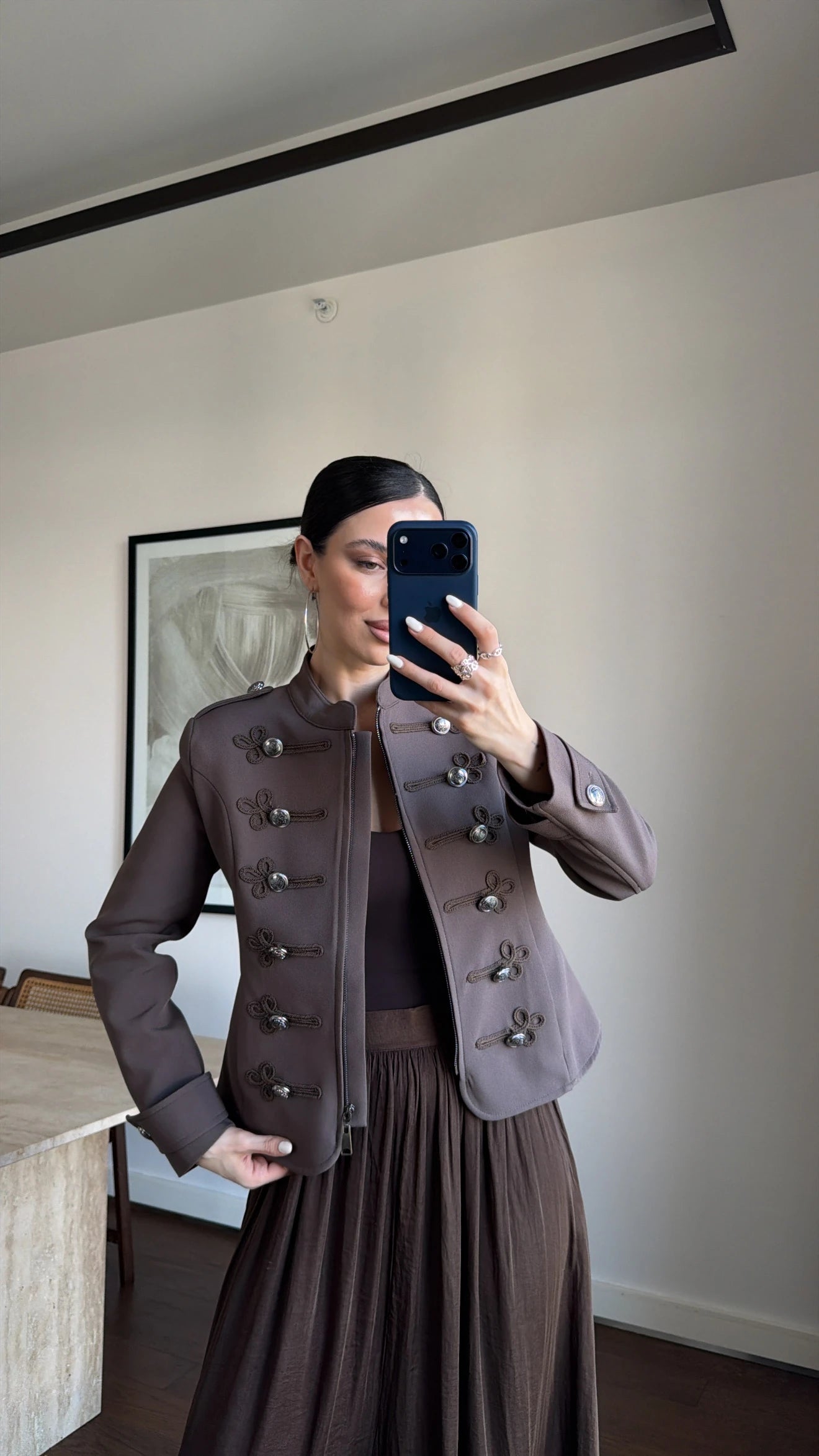 Veste Héritage Espresso femme, blazer cintrée col montant, détails de fermeture façon bijou
