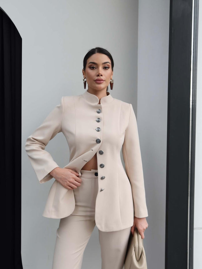 Ensemble Impérial femme, tailleur veste cintrée col officier avec boutons bijoux et pantalon droit