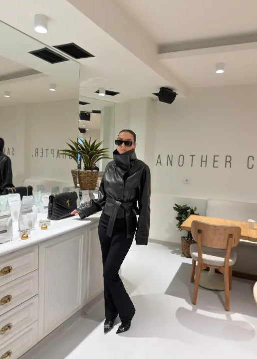 Marque/Produit : Veste femme, blouson femme, veste croisée, veste simili cuir, veste marron, veste ceinturée, veste biker (si le style s'y prête). Style/Esthétique : Chic, moderne, tendance, edgy, urbain, sophistiqué, décontracté chic, féminin, 