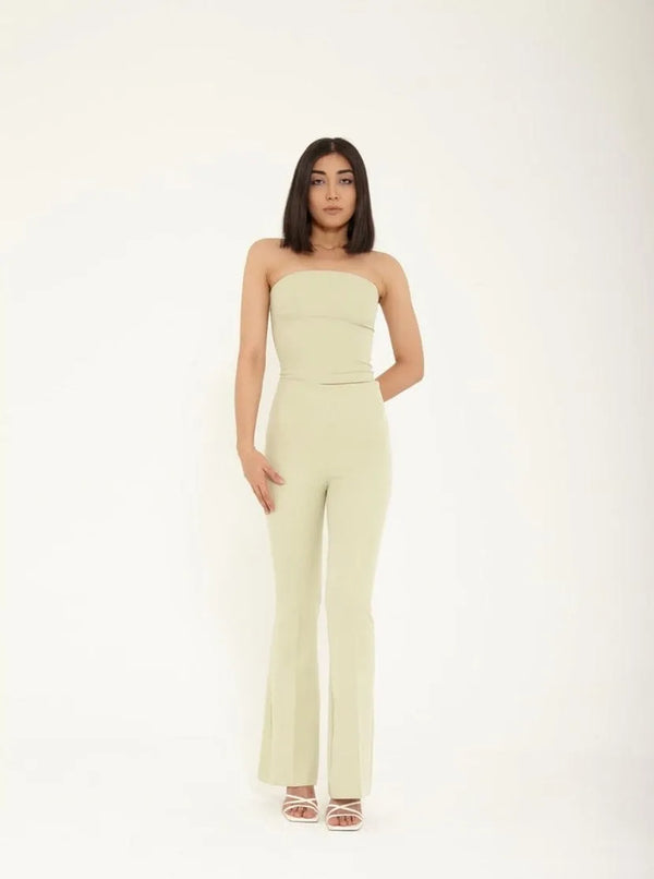 Le pantalon évasé est un vêtement élégant et intemporel qui ajoute une touche de sophistication à toute garde-robe. Avec une coupe flatteuse qui s'évase légèrement au niveau des jambes, ce pantalon est polyvalent et convient à de nombreuses occasions.