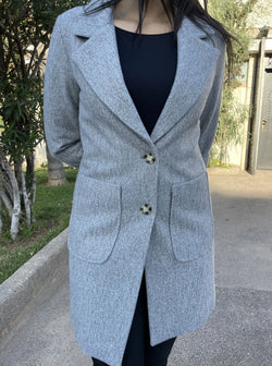 Manteau trois-quarts gris.