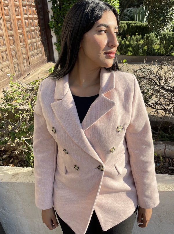 Veste manteau rose clair.