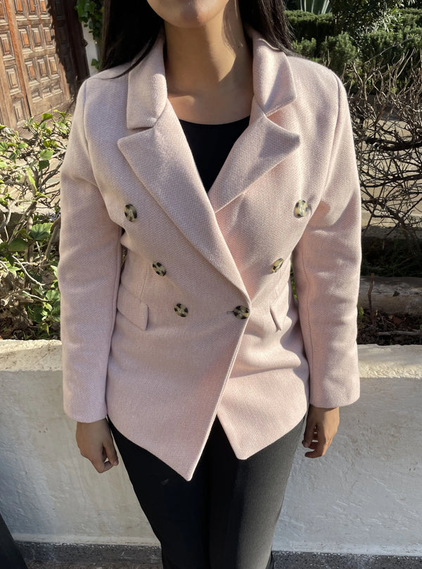 Veste manteau rose clair.